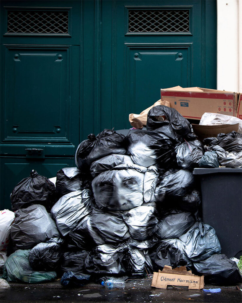 Titre: Coincé entre les poubelles / Dimensions: Inconnues / Localisation: Paris 17