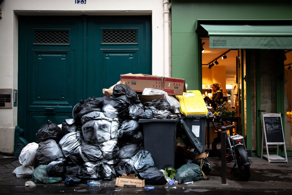 Coincé entre les poubelles