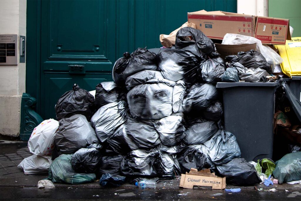 Coincé Entre Les Poubelles Vignette