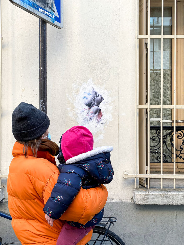 Emma à la rue des Cascades Paris