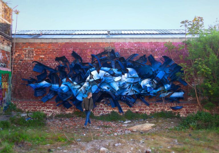 J&rsquo;ai créé une grande fresque sur morceaux de voitures recyclées !